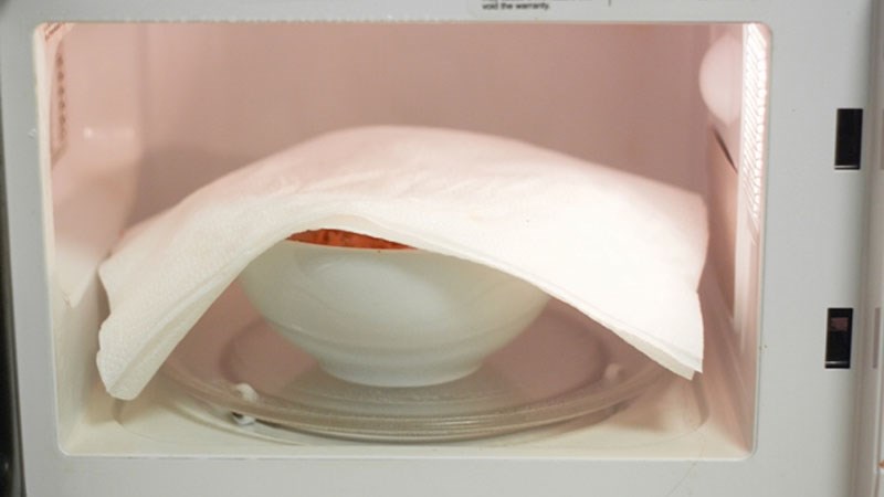 D&ugrave;ng khăn giấy kh&ocirc; để thay thế nắp hộp trong l&ograve; vi s&oacute;ng