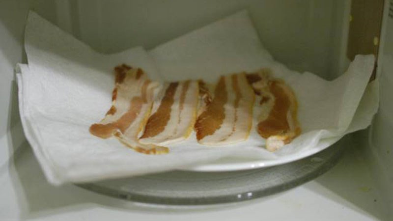 D&ugrave;ng khăn giấy kh&ocirc; để nướng thịt