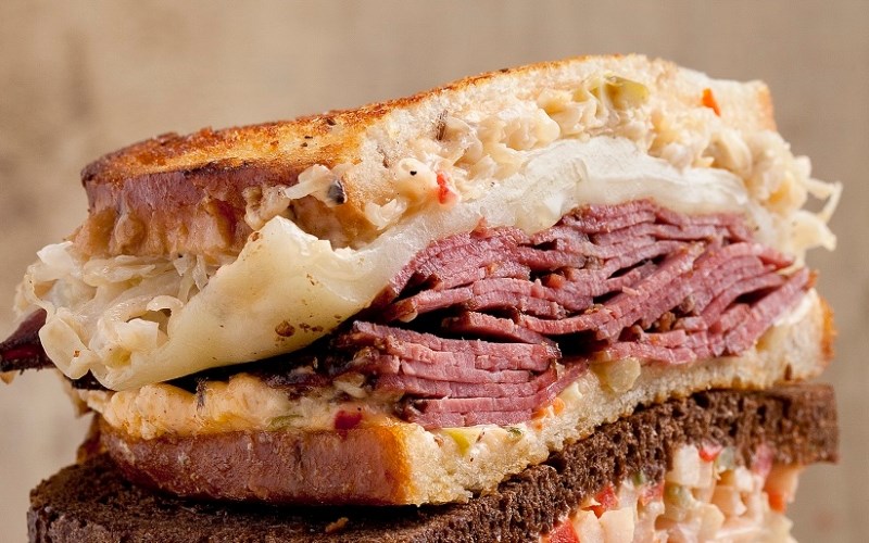 Reuben sandwich - Mỹ