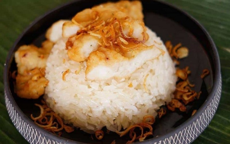 Xôi trắng chả mực
