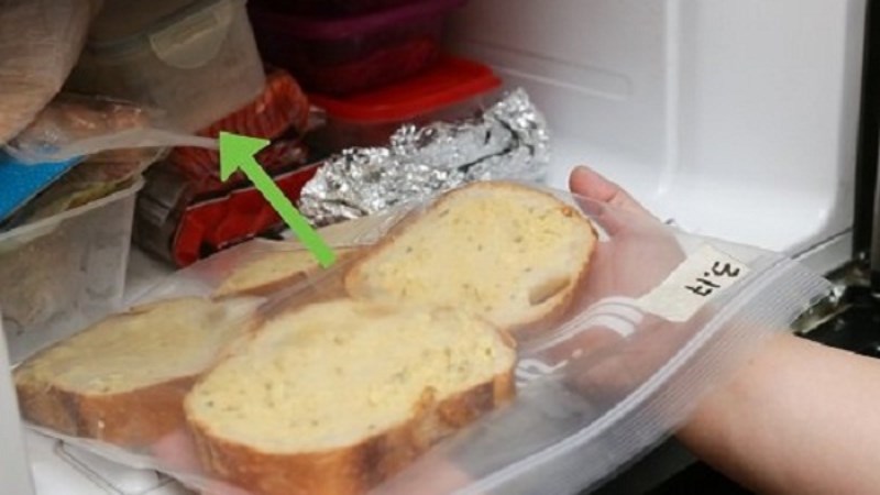 Cách 3: Bọc kín để trong ngăn đá (ngăn đông) của tủ lạnh