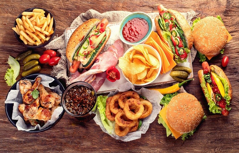 Tránh tiêu thụ các thực phẩm chứa nhiều chất béo bão hòa
