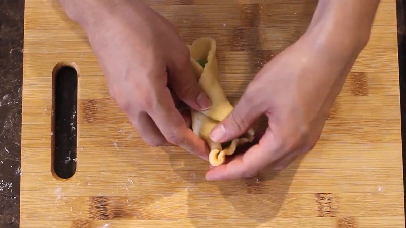 Vo tròn bột để sẵn sàng tạo hình bánh Trung thu hình bé cá