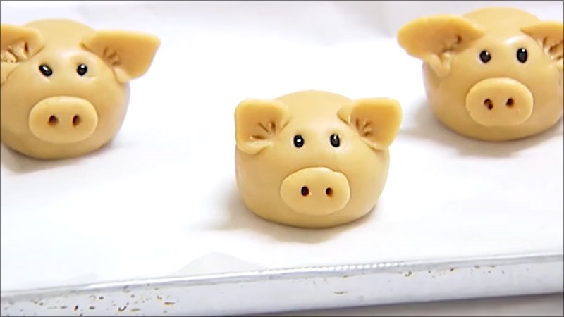 Nặn mắt với mũi mang đến bánh Trung Thu hình nhỏ heo