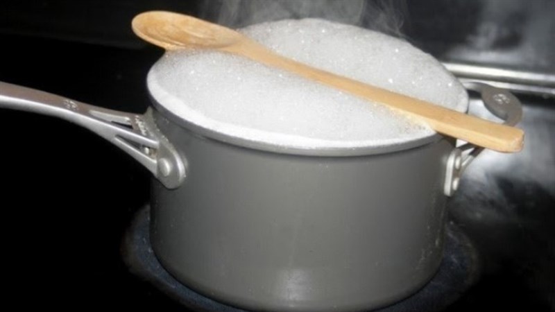 Đặt đũa/ th&igrave;a gỗ tr&ecirc;n th&agrave;nh nồi