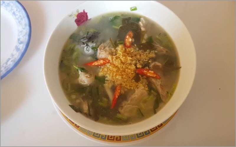 Canh cá hồi lá giang