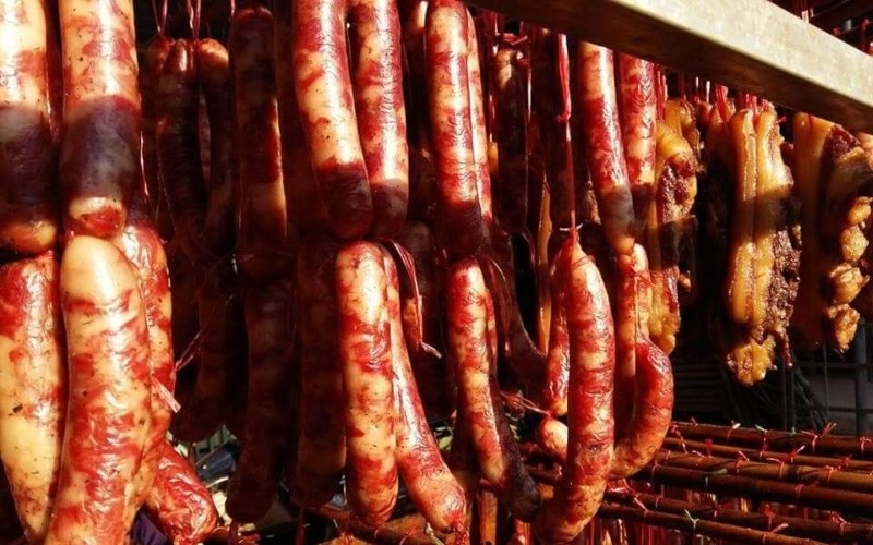 Lạp xưởng gác bếp