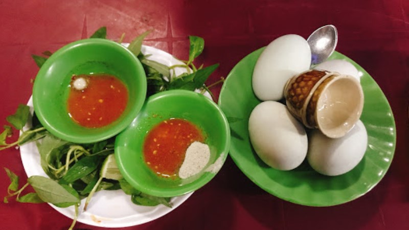 Món ăn tại quán hột vịt lộn Kim Thảo