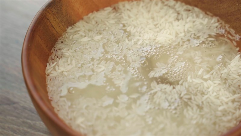 Vo gạo trước v&agrave; nấu với lượng nước vừa phải