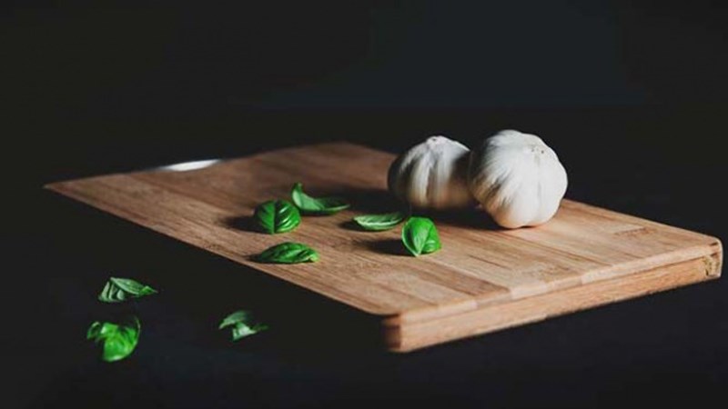 Kh&ocirc;ng d&ugrave;ng thớt đ&atilde; ẩm mốc, nứt nẻ, nhiều vết cắt chồng ch&eacute;o hoặc qu&aacute; cũ