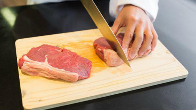 Kh&ocirc;ng sử dụng chung thớt để chế biến thức ăn sống v&agrave; ch&iacute;n