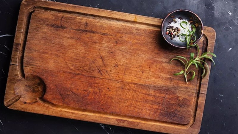 Kh&ocirc;ng d&ugrave;ng cả 2 mặt của thớt