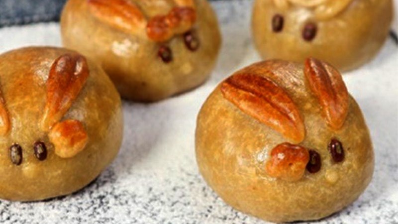 Hoàn thiện bánh Trung Thu hình con thỏ