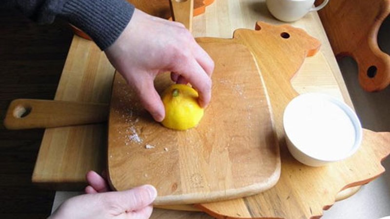 Vệ sinh thớt thường xuy&ecirc;n