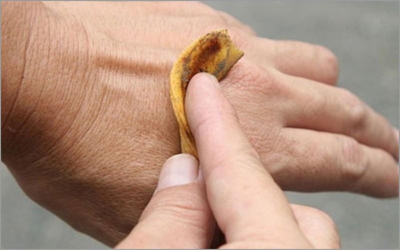 Loại bỏ mực d&iacute;nh tr&ecirc;n tay