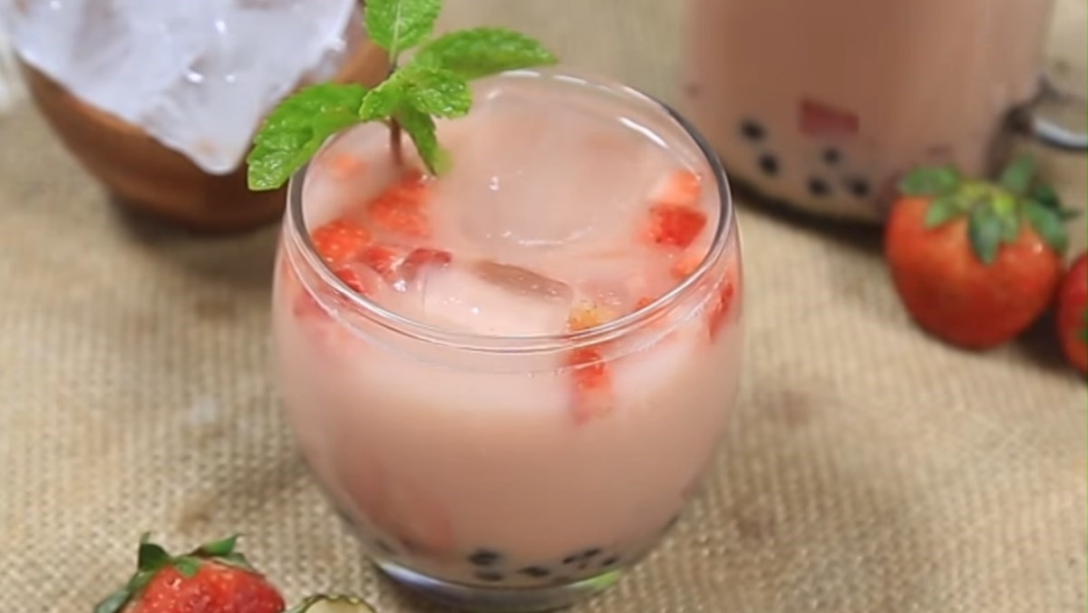 Hướng dẫn Cách làm trà sữa siro dâu với nước trái cây tâm điểm