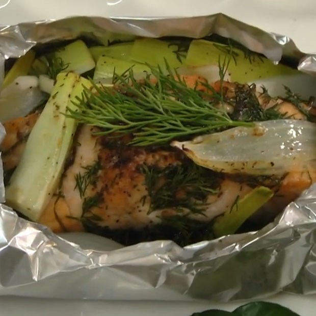2 cách làm cá hồi nướng giấy bạc mềm ngon hấp dẫn dễ làm tại nhà