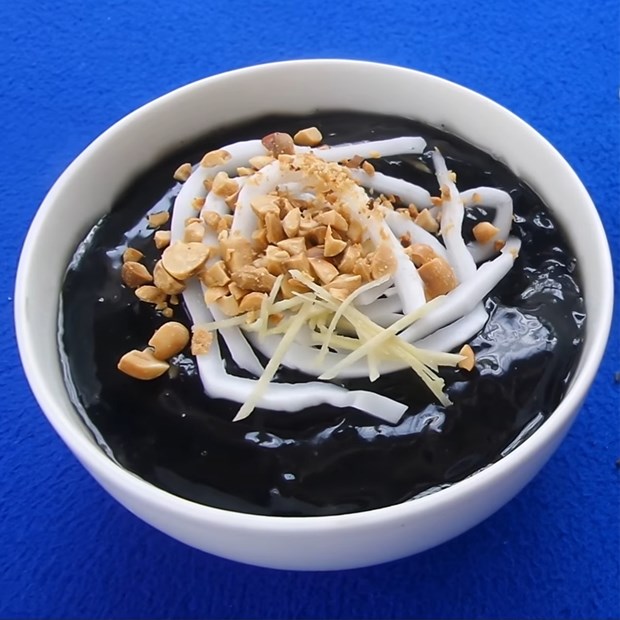 Chè mè đen: Chè mè đen là món tráng miệng truyền thống của Việt Nam, mang đậm hương vị bản sắc dân tộc và sự đa dạng trong cách chế biến. Với vị ngọt thanh, thấm đượm và đầy thú vị, chè mè đen chắc chắn khiến bạn khó có thể quên đi. Hãy thưởng thức hình ảnh liên quan để làm đầy đủ tròn niềm đam mê ẩm thực của bạn.