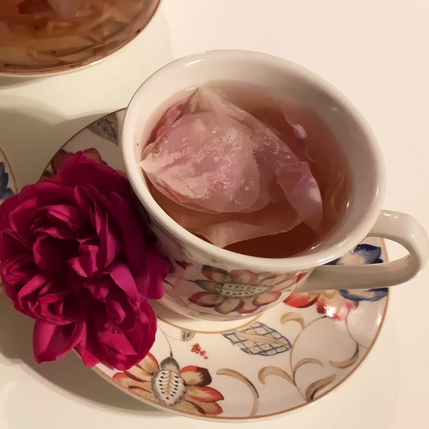 4 cách pha trà hoa hồng đúng cách tốt cho sức khỏe chị em phụ nữ