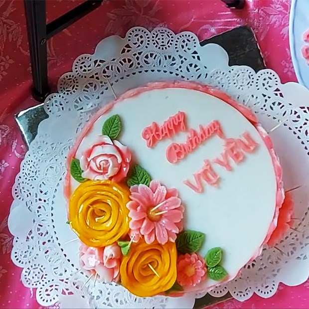 Vai Voan Luoi: Vai Voan Luoi là một vật liệu dễ dàng sử dụng để tạo ra các chi tiết trang trí cho bữa tiệc sinh nhật của bạn trong năm