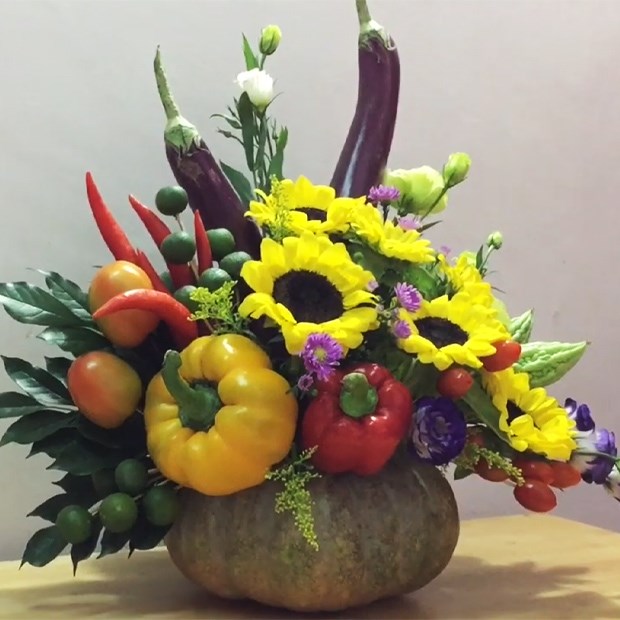 Cắm hoa 20/10 đơn giản bằng rau củ quả, để tặng mẹ ngày phụ nữ Việt Nam