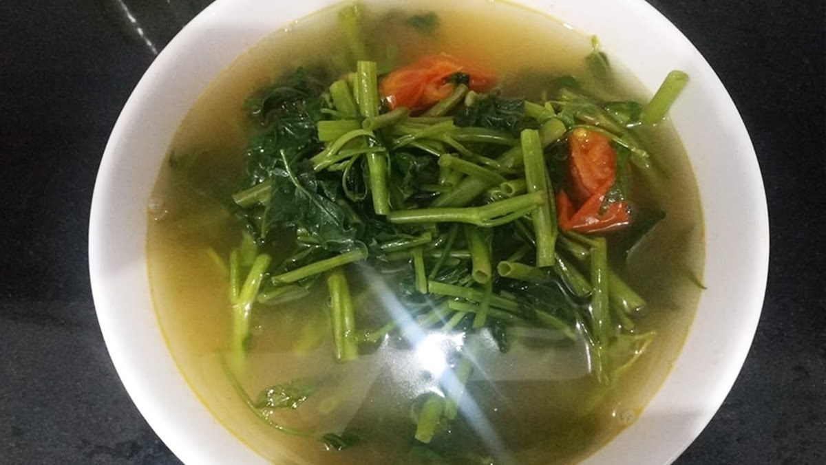 Canh rau muống cà chua