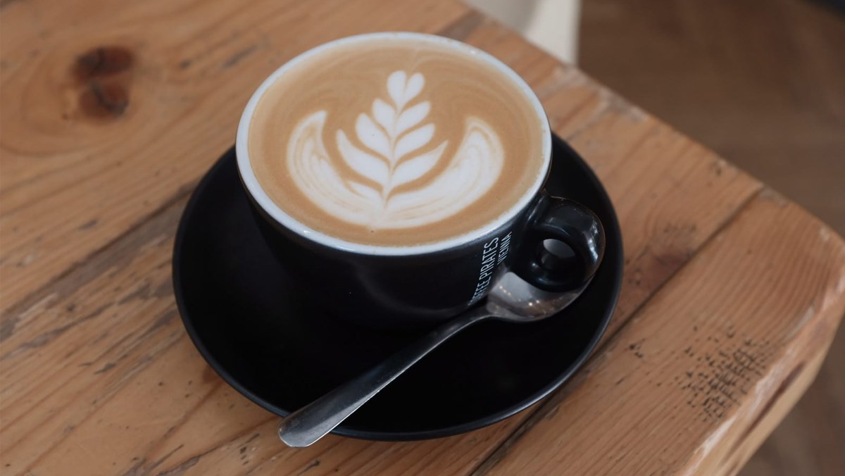 Cafe Latte: Thưởng thức một ly cafe latte đúng chuẩn sẽ khiến bạn say đắm, không chỉ về hương vị đậm đà mà còn ở lớp bọt sữa mịn màng. Hãy xem hình ảnh liên quan để khám phá chi tiết cách pha chế ly cafe latte đẹp mắt nhé!