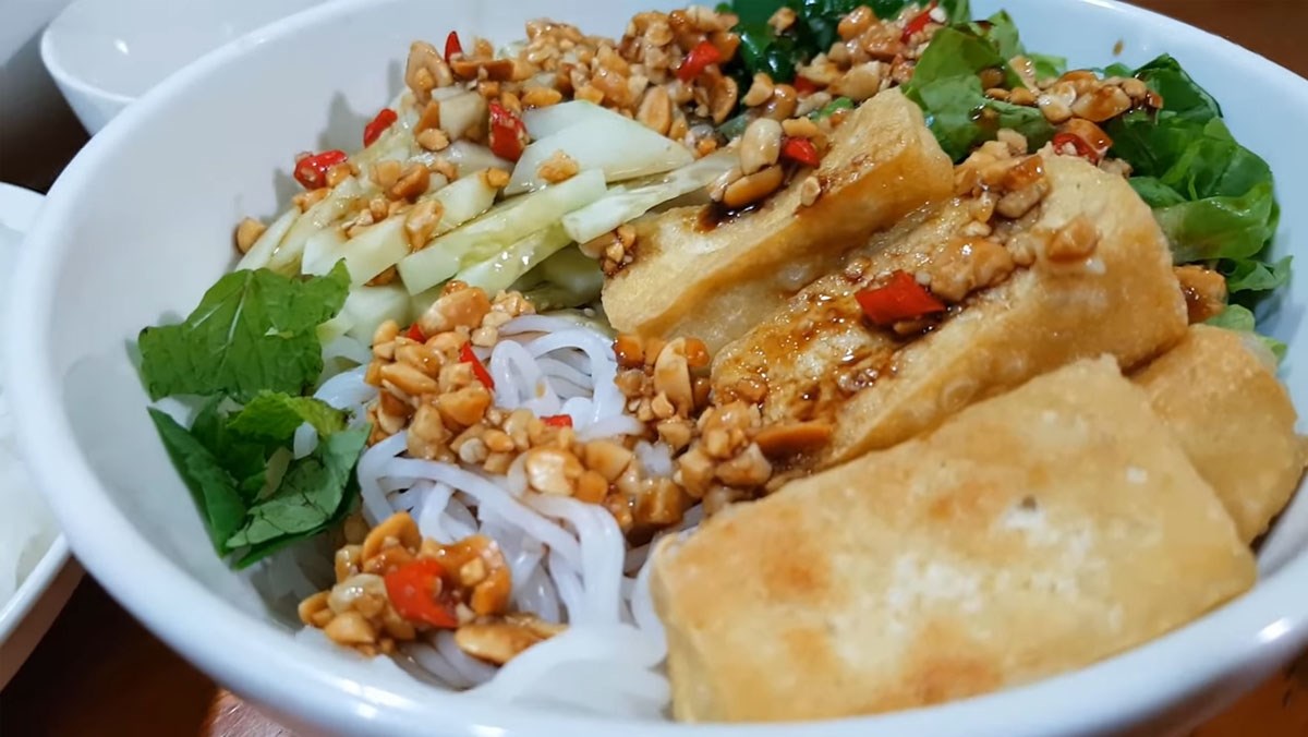 Bún nước tương – một trong những món ăn đặc trưng của Việt Nam, đã được ưa chuộng khắp thế giới. Hãy cùng đến với chuyên mục chỉa sẻ cách làm bún nước tương ngon nhất và tìm hiểu về lịch sử và tinh hoa nền ẩm thực Việt Nam.