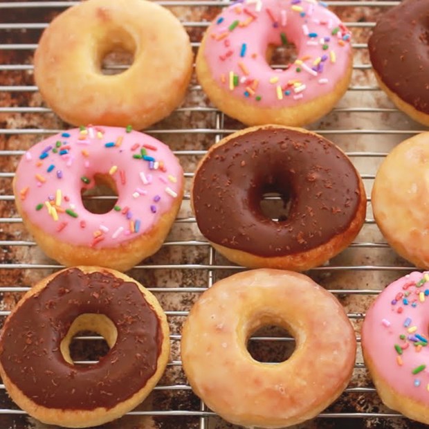 2 cách làm bánh donut nướng không chiên thơm ngọt đơn giản tại nhà