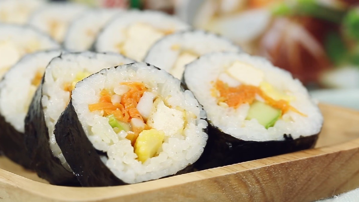 Sushi chay nấm rau củ xào