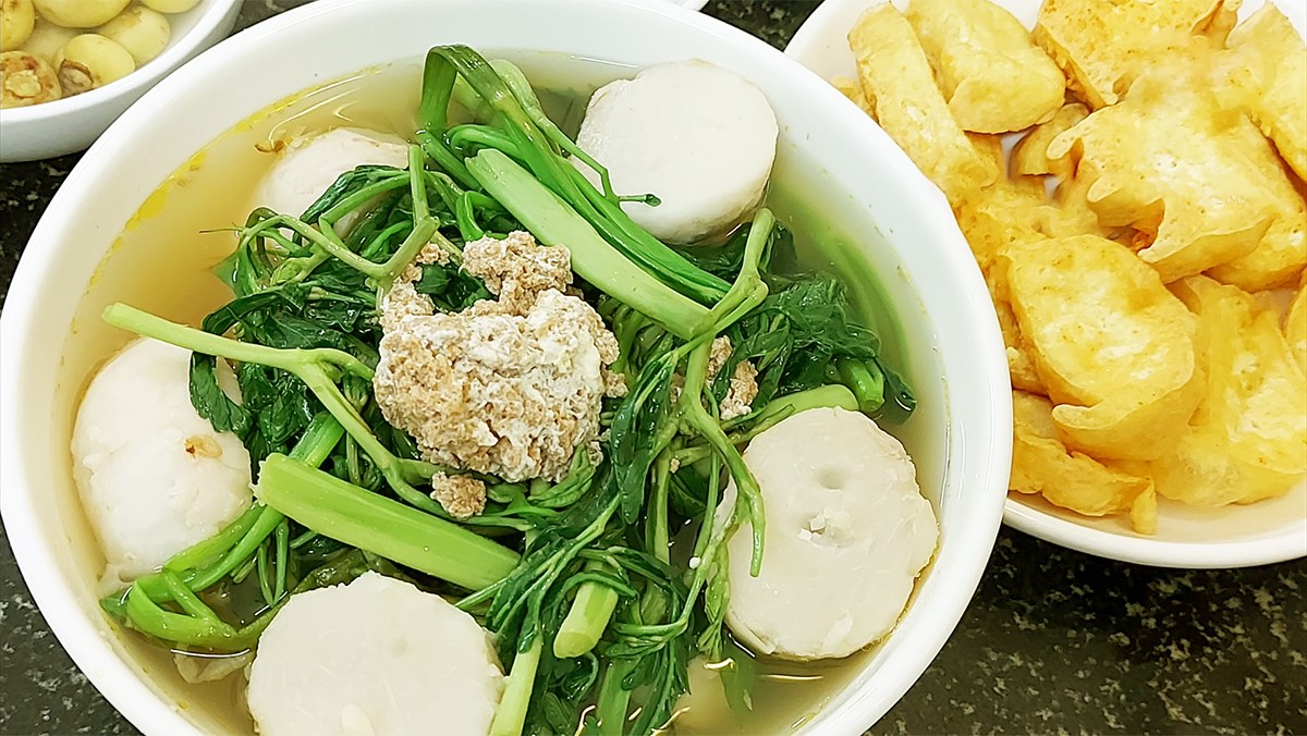 Canh cua nấu rau muống