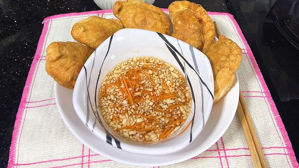 Bánh gối nhân thịt trứng