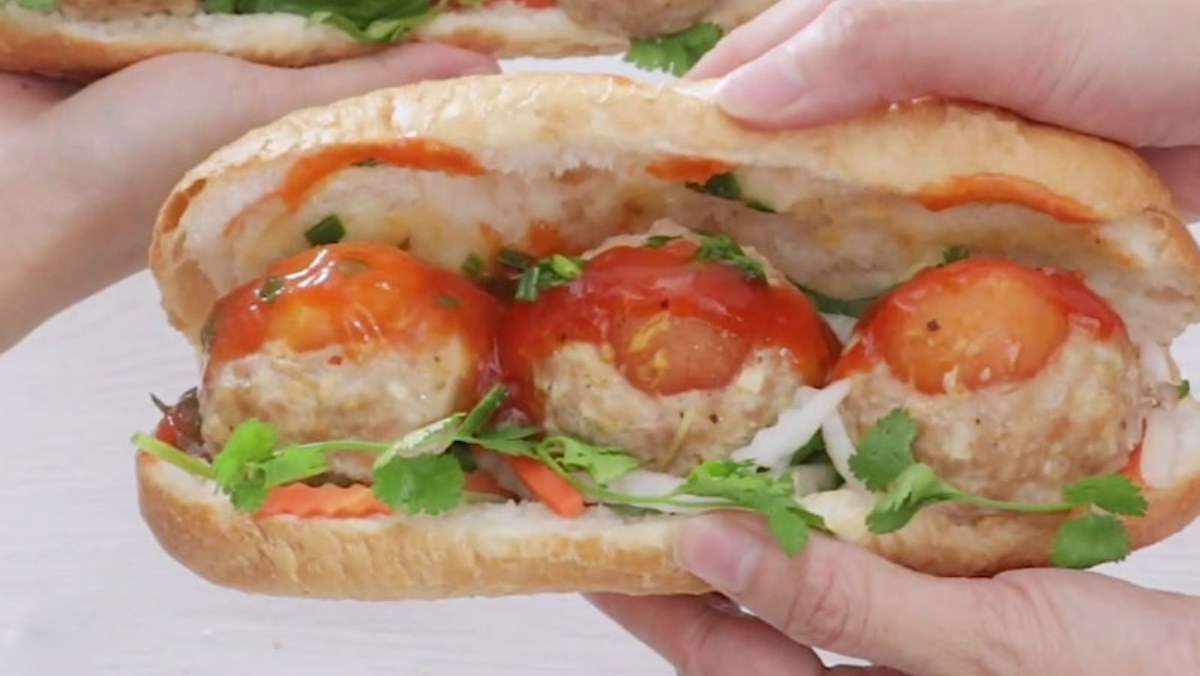 Bánh mì xíu mại trứng muối