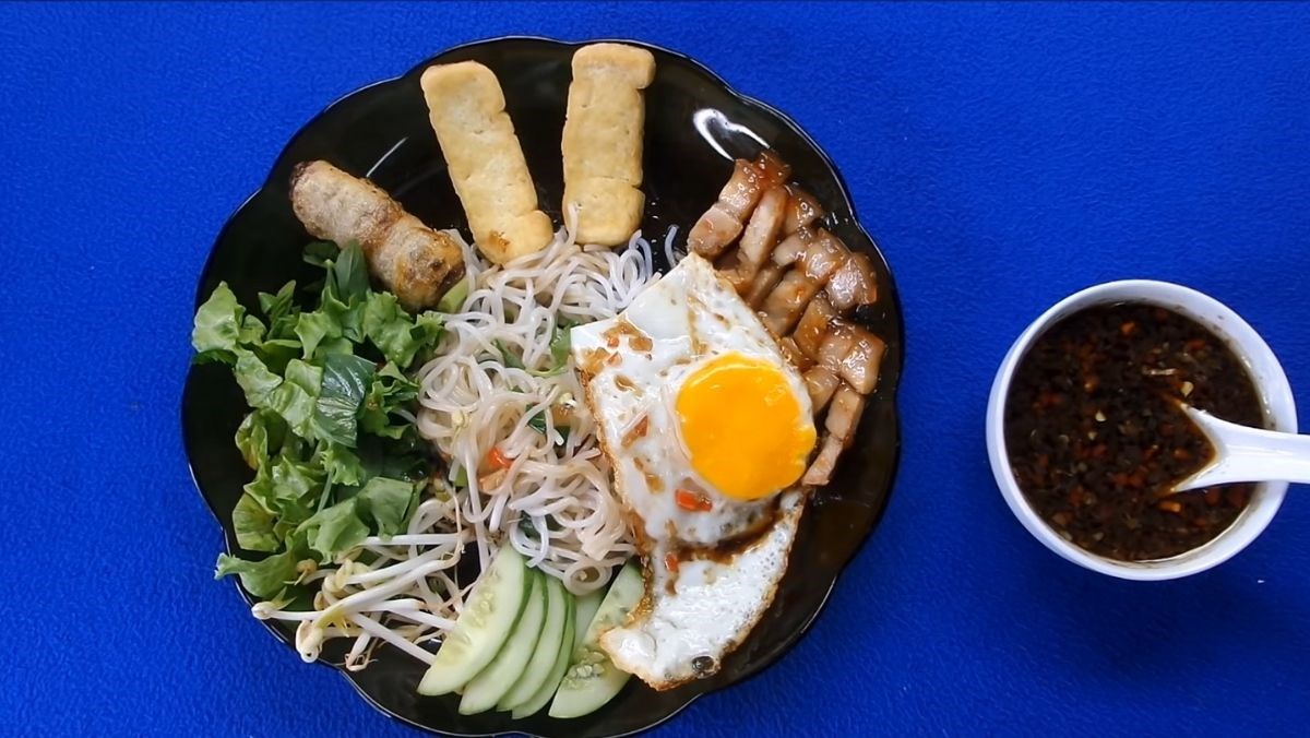 Bún nước tương thịt chả trứng