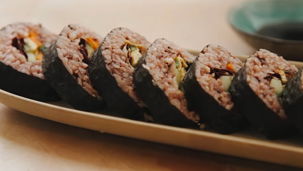 Kimbap chay thịt bò gạo lứt