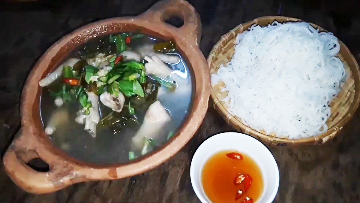 Lẩu chân gà với lá giang