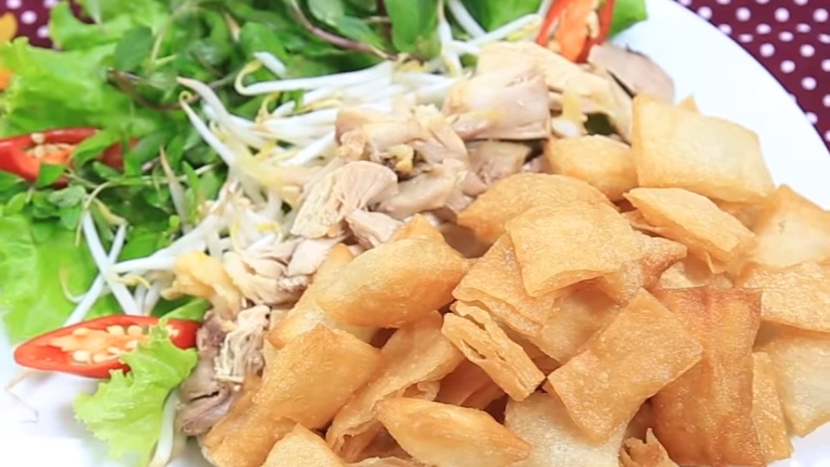 Phở chiên phồng sốt me gà luộc