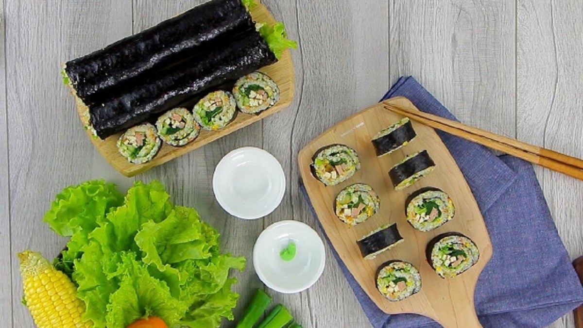 Sushi chay cơm trộn rau củ