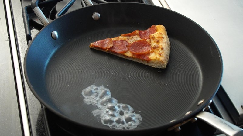 Hâm nóng pizza bằng chảo