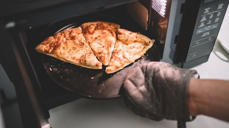 Hâm nóng pizza bằng lò vi sóng