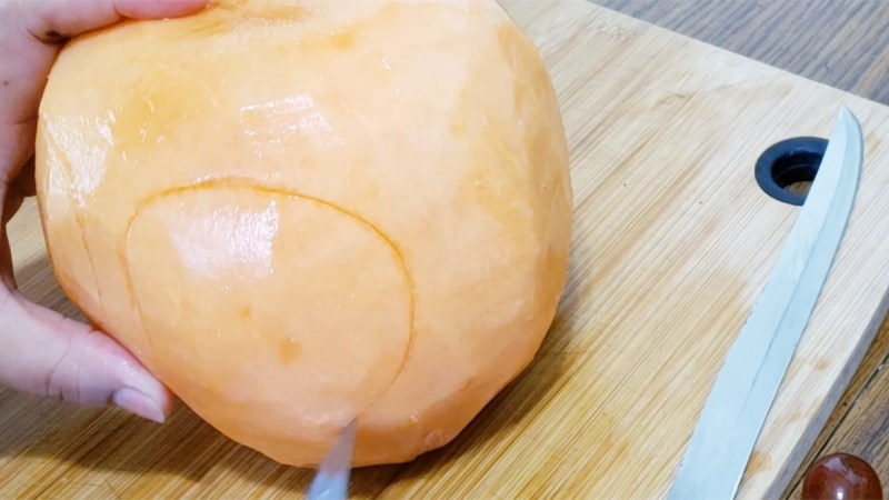 Khoét 2 lỗ hình tròn lên thân quả để làm hốc mắt. 
