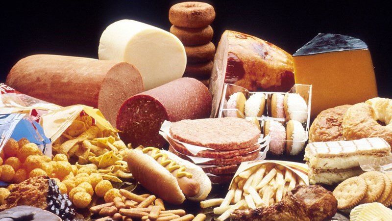 Thực phẩm đã qua chế biến có chất béo chuyển hóa hoặc bão hòa