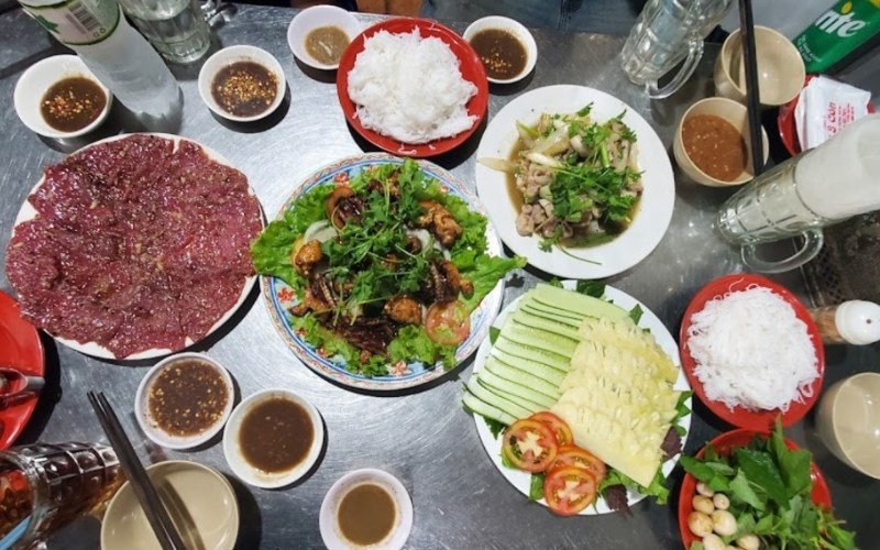 Lẩu Bò Mắm Ruốc – Tám Còn
