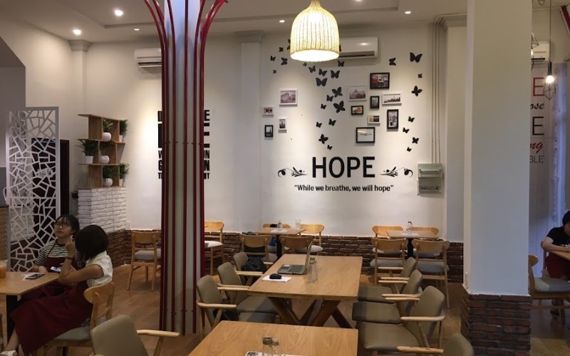 Không gian quán Hope Coffee