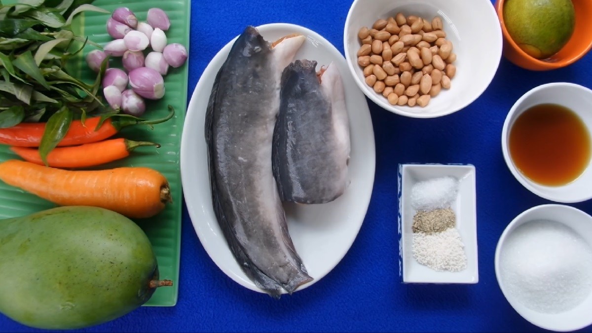 Nguyên liệu làm gỏi xoài cá trê kiểu Thái