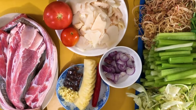 Nguyên liệu món ăn lẩu cá đuối măng chua, lá giang và cơm mẻ