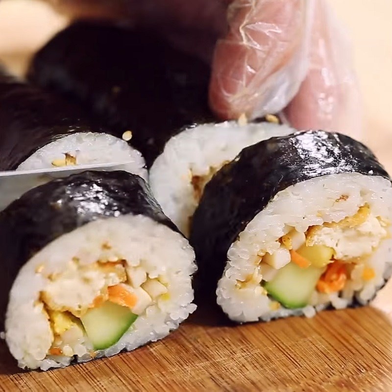 Bước 4 Cuốn sushi Sushi chay nấm rau củ xào