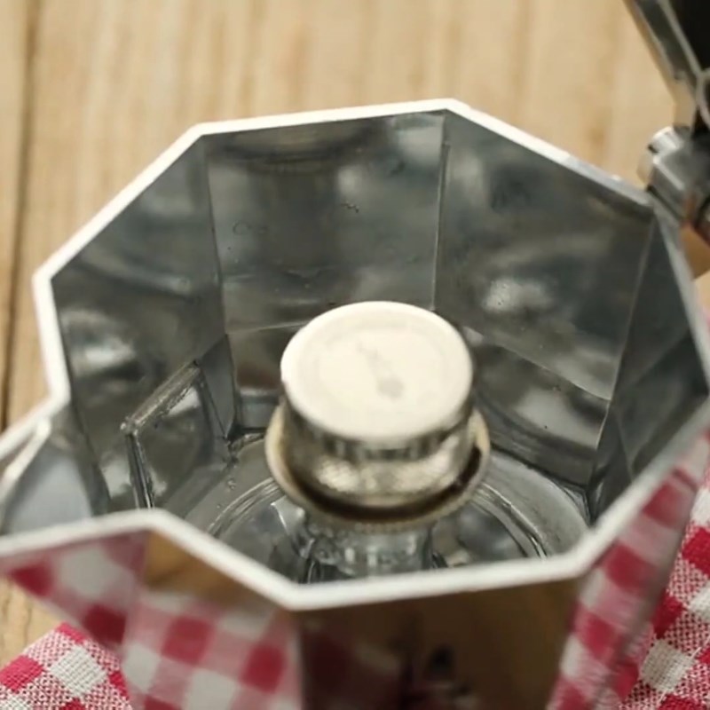 Bước 3 Pha cà phê Affogato - cà phê kem tươi