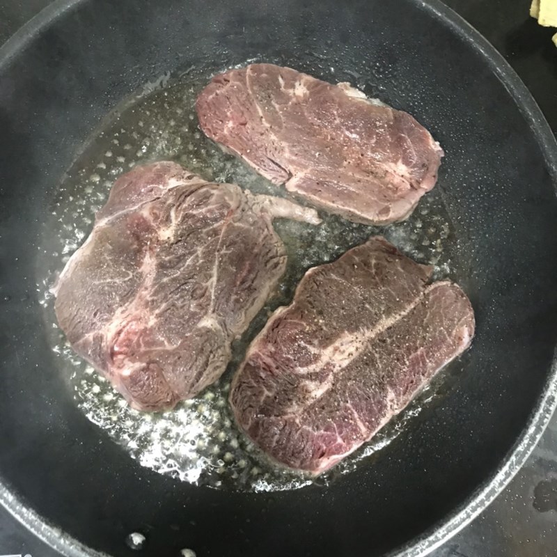 Bước 2 Áp chảo thịt bò Bò bít tết sốt tiêu đen