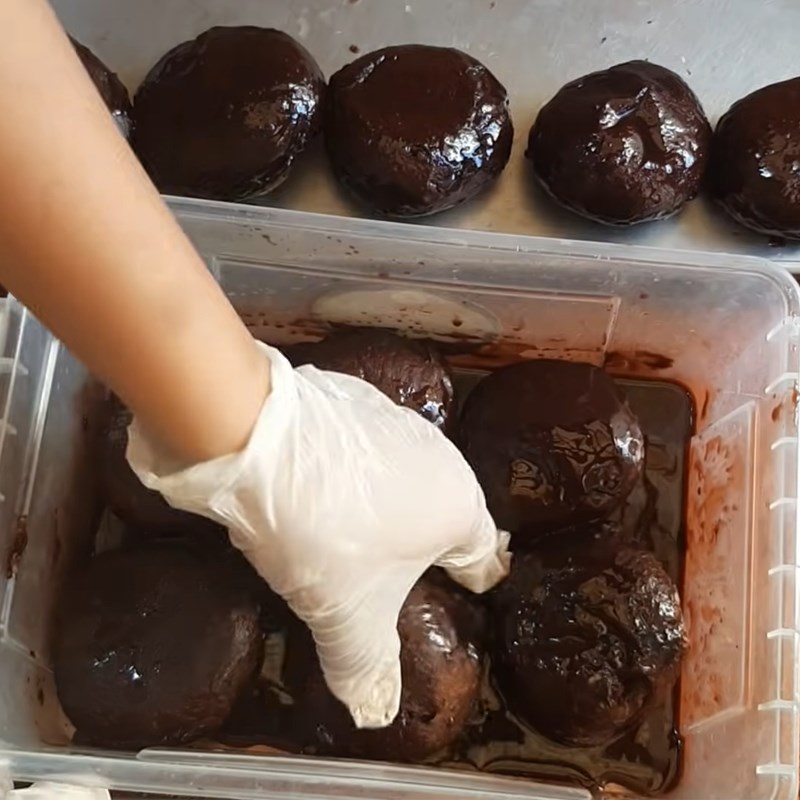Bước 7 Bơm nhân và phủ socola Bánh donut socola chiên